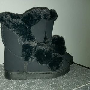 Furry pom pom boots